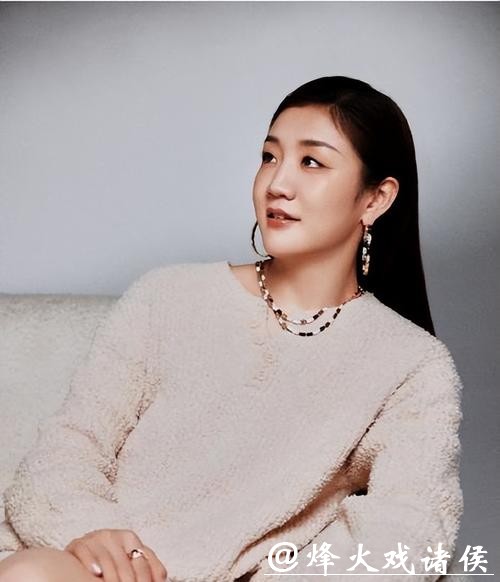 瞧瞧这是陈梦的一张照片，少女时代的她不胖脸上没有婴儿肥，笑得自然甜蜜坐在旁边的是羞涩的樊振东他们后来成为国乒顶梁柱