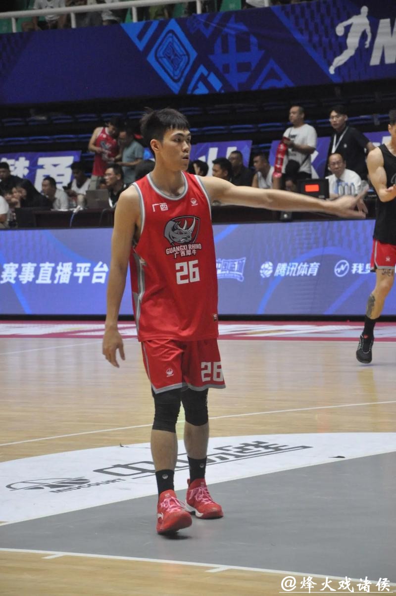 庞峥麟崛起打破外援垄断，场均二十二分投篮六成多，打脸老将胡明轩；年轻新秀靠实力撞击国家队，经验丰富老将还能坐稳控卫位置吗？
